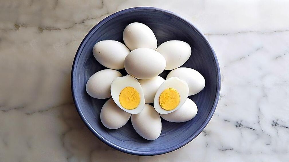 रासायनिक आहार आहार में चिकन अंडे एक आवश्यक उत्पाद हैं