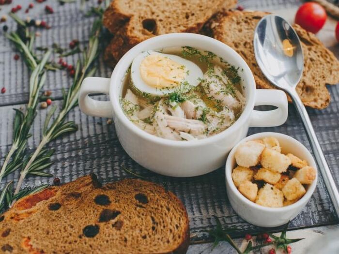 प्रोटीन आहार के लिए अंडे के साथ चिकन सूप