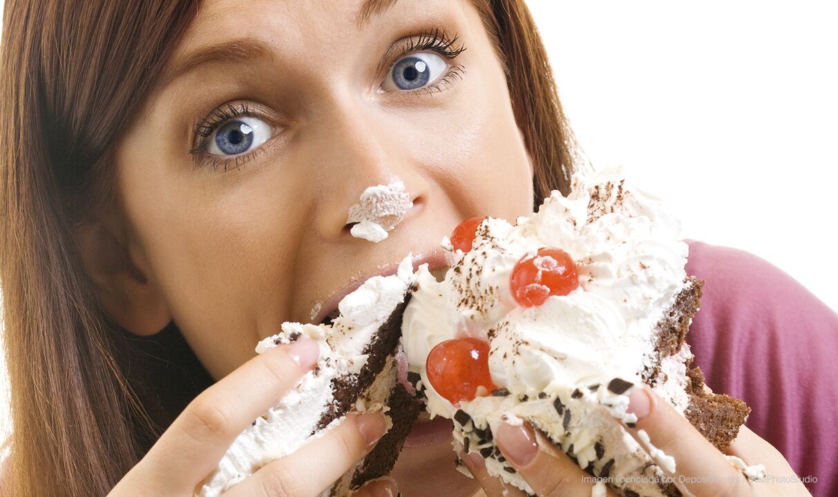 केक खाने वाली लड़की वजन कम करने के तरीके में सुधार करती है